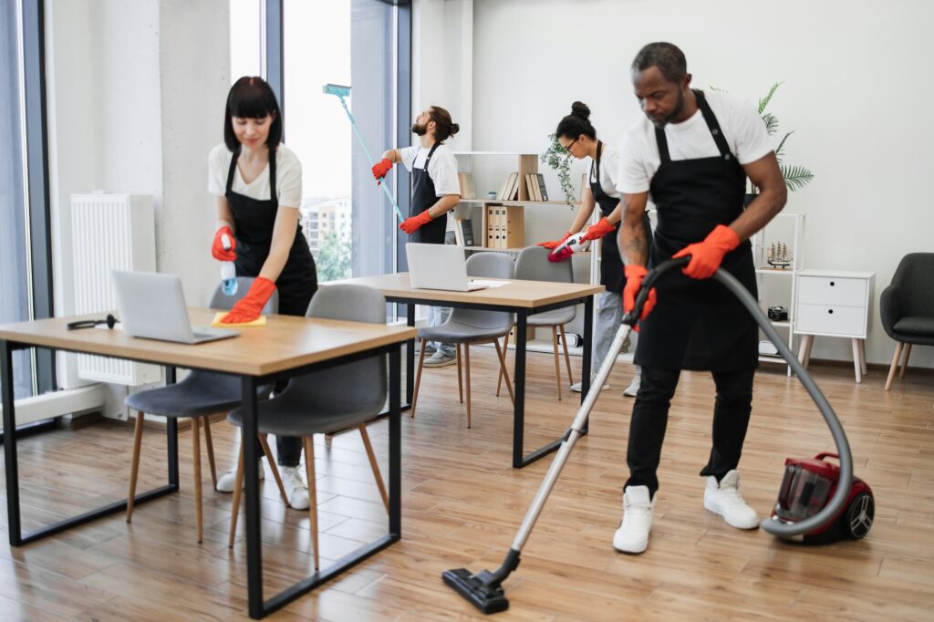 Eine Gruppe von Leuten, die in einem Büro putzen